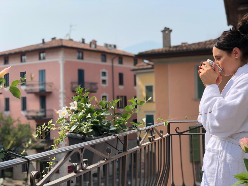 bere un caffè sul balcone con vista sul centro storico