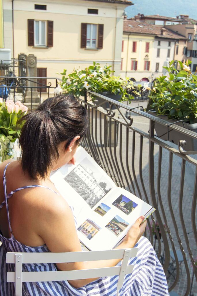 leggere una rivista sul balcone rilassante vista piazza garibaldi